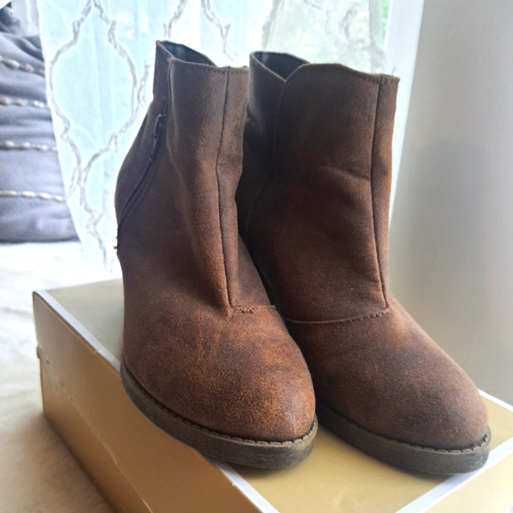 Arizona booties size 8.5
